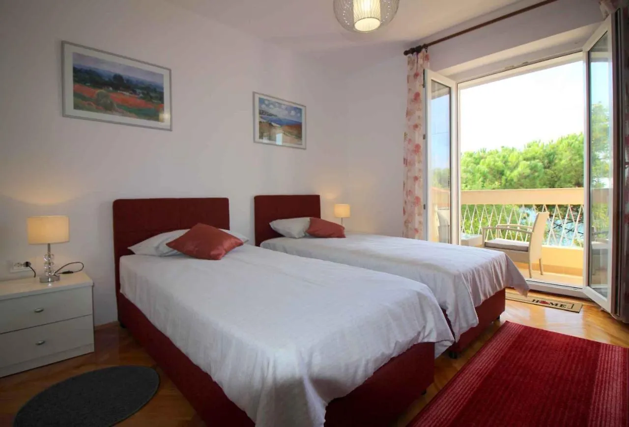 Apartment In Porec/Istrien 38642 포레치